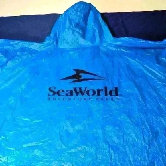 SeaWorld Rain Poncho  - Official - One Size Fits All - Picture 1 of 8